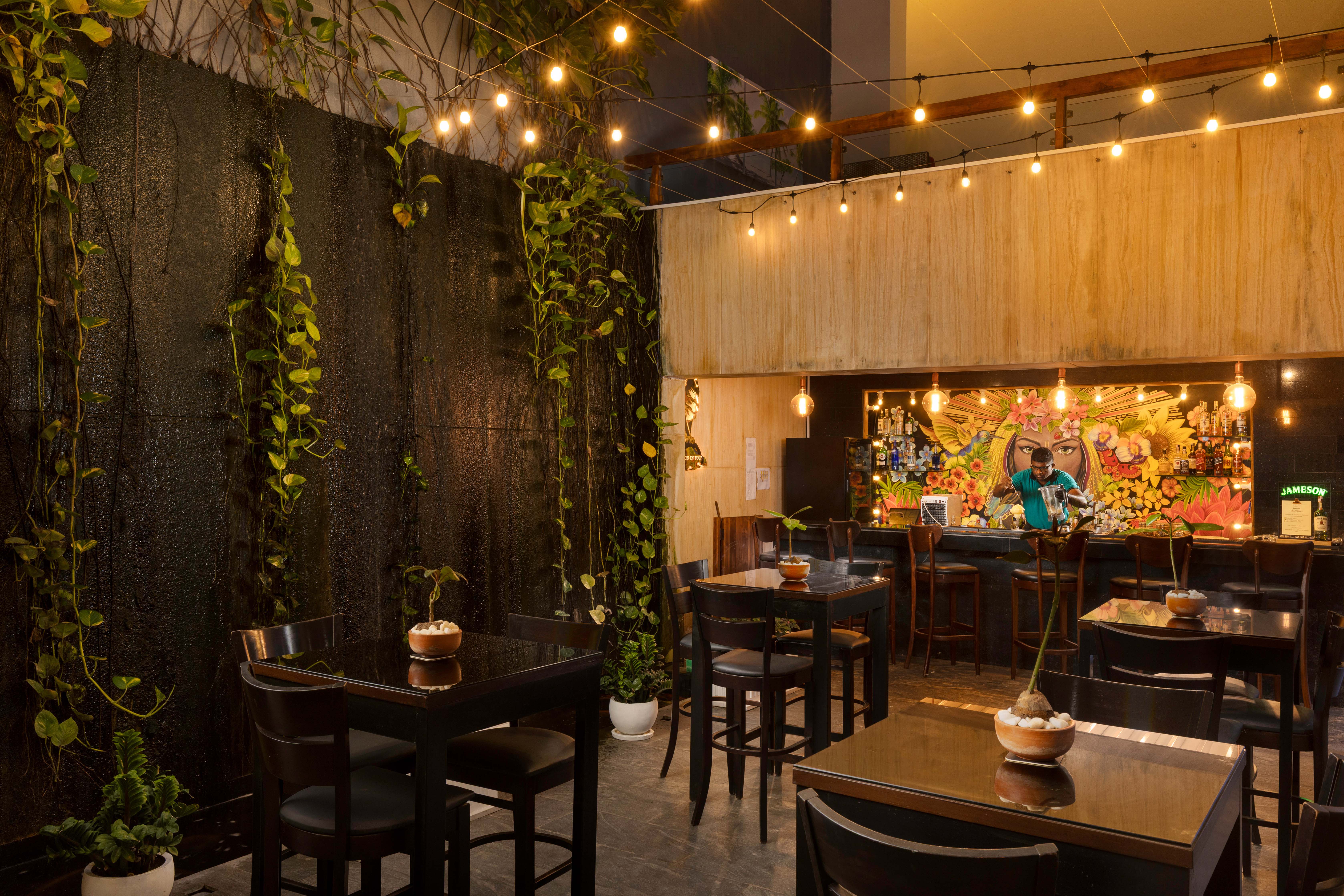 Lounge Bar.